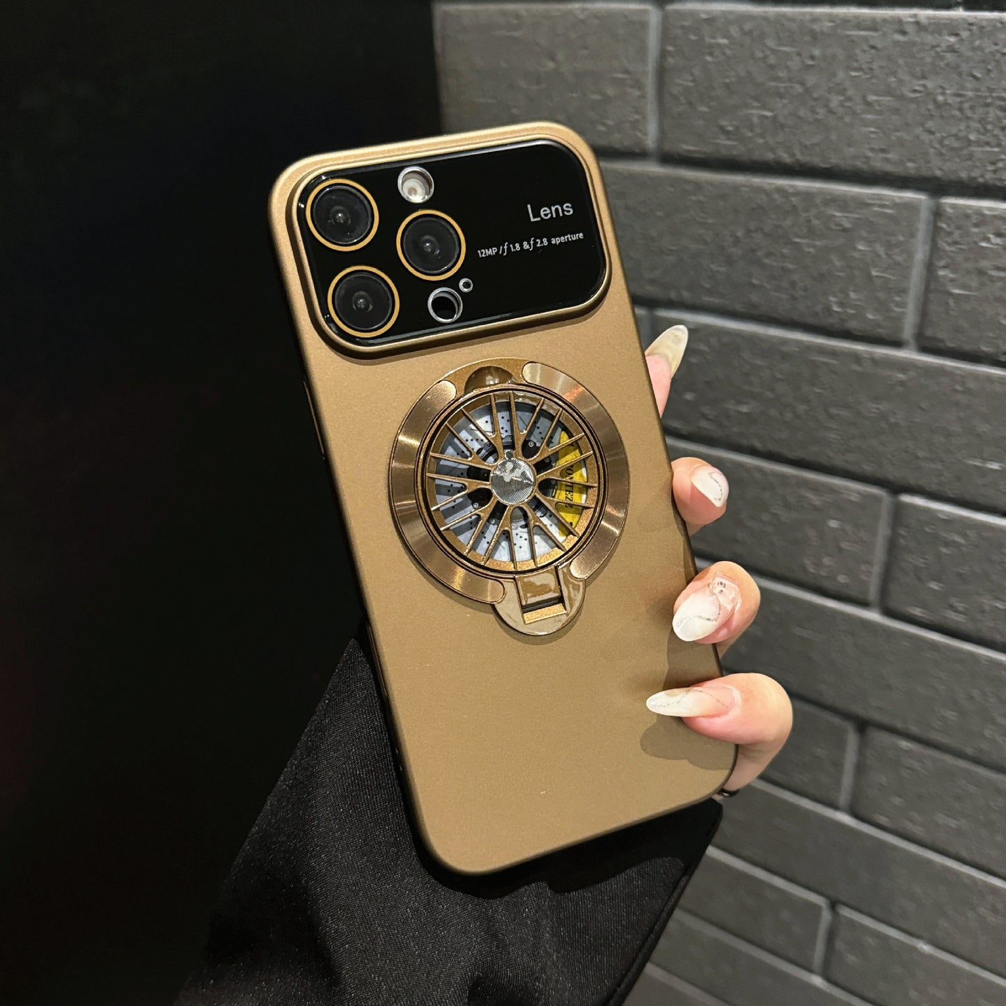 Lens protection rotating gyroscope phone case