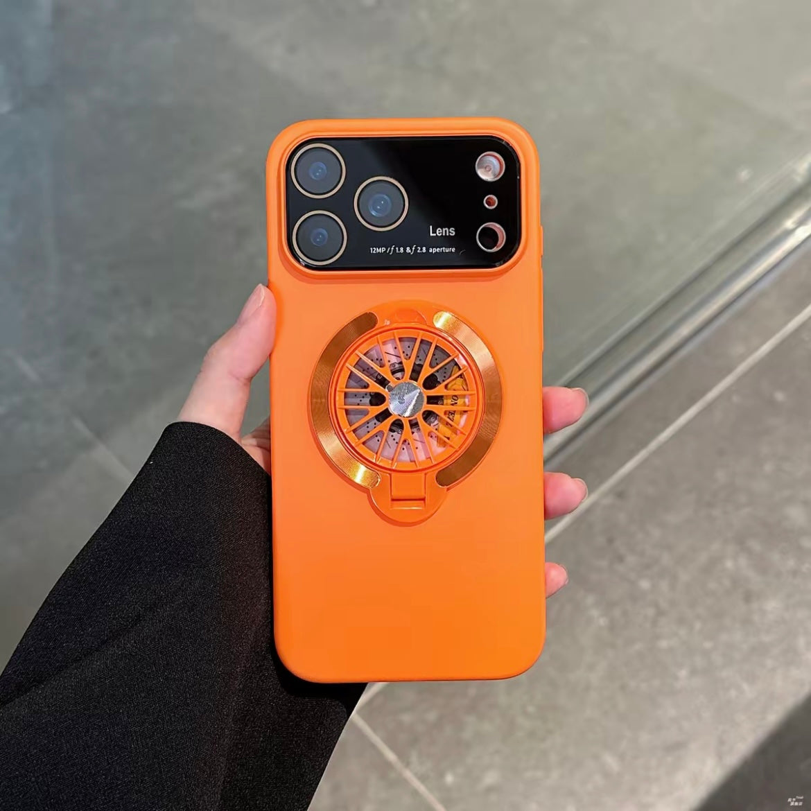Lens protection rotating gyroscope phone case