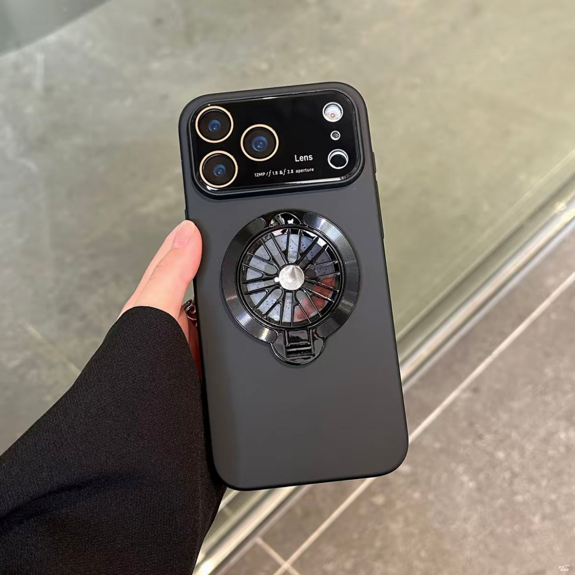 Lens protection rotating gyroscope phone case