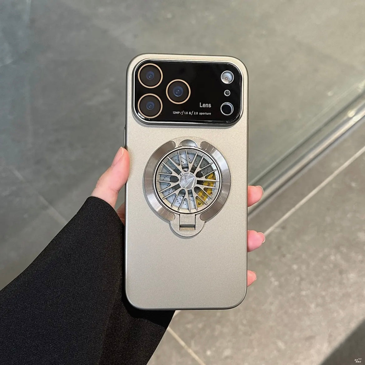 Lens protection rotating gyroscope phone case