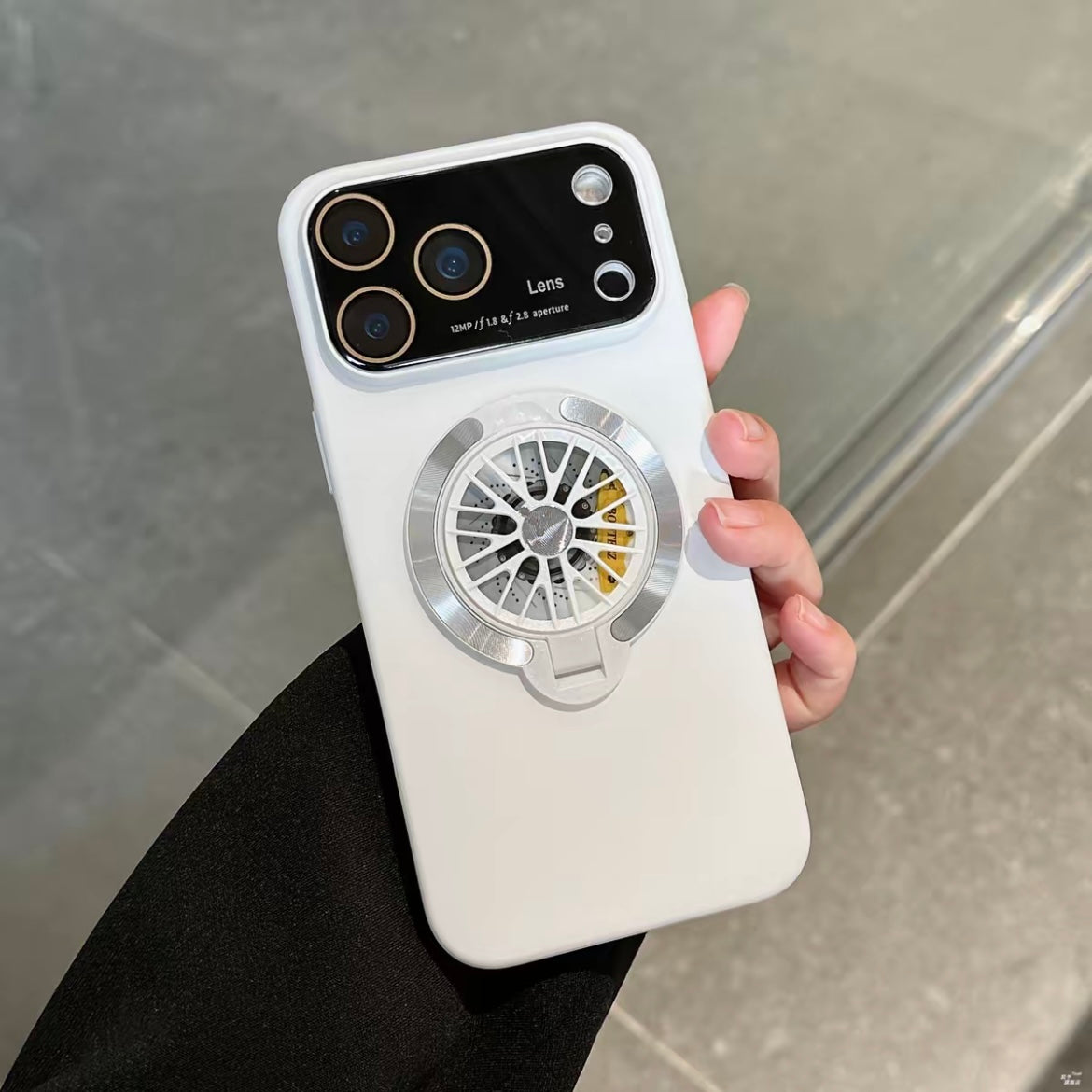 Lens protection rotating gyroscope phone case