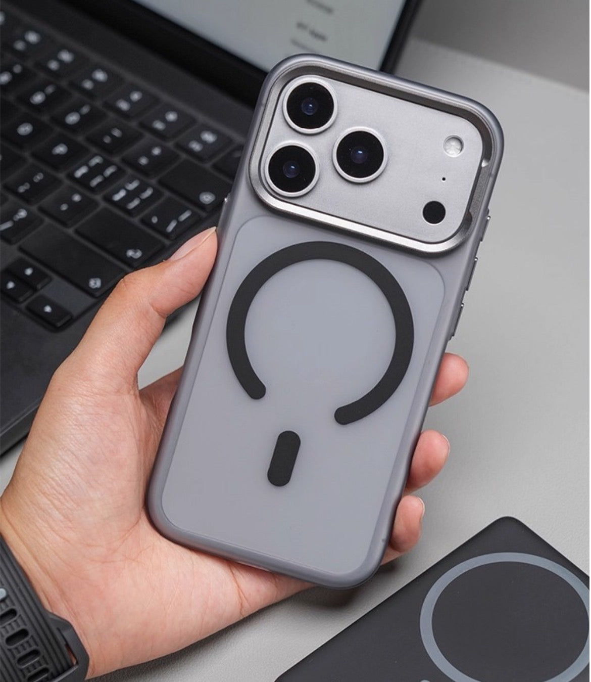 Ultra-thin Fall protection Frosted Skin-friendly Magnetic Phone Case